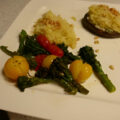 Met risotto gevulde portobello, geroosterde bimi en cherrytomaatjes .