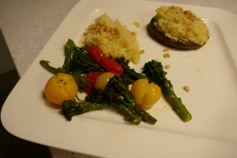 Met risotto gevulde portobello, geroosterde bimi en cherrytomaatjes .