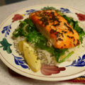 Met Sriracha gemarineerde zalm uit de oven, rijst en wok spinazie.