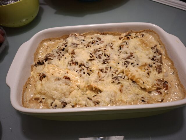 Romige mezzalune pasta met shiitake, oesterzwammen en gedroogde tomaat