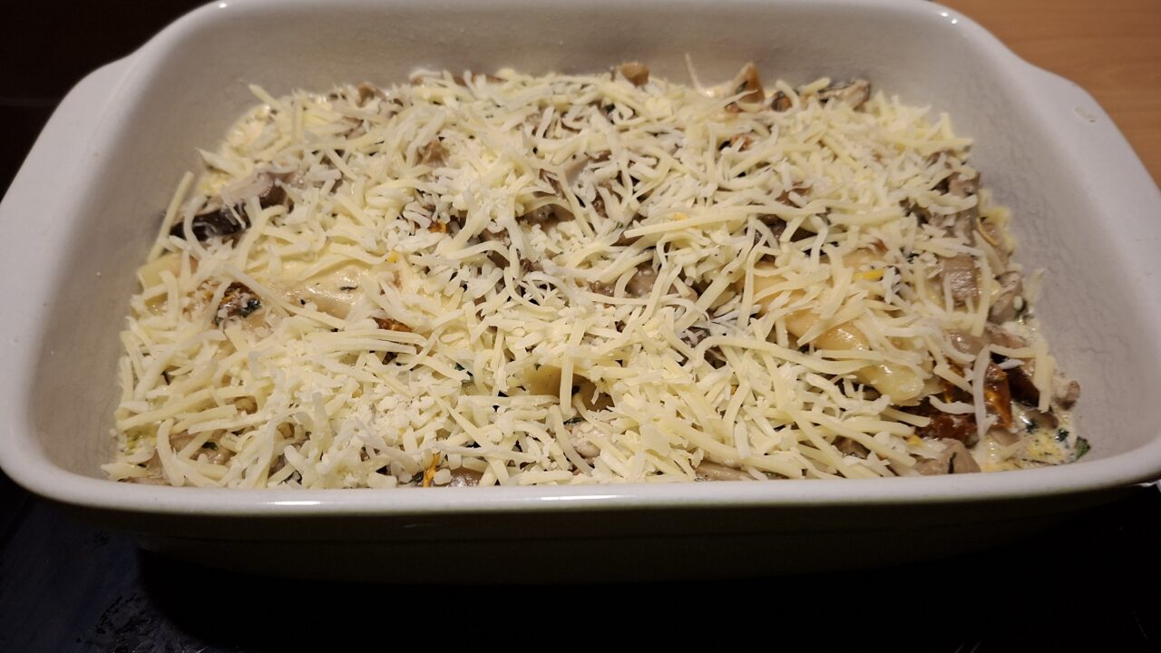 Romige mezzalune pasta met shiitake, oesterzwammen en gedroogde tomaat, foto 2
