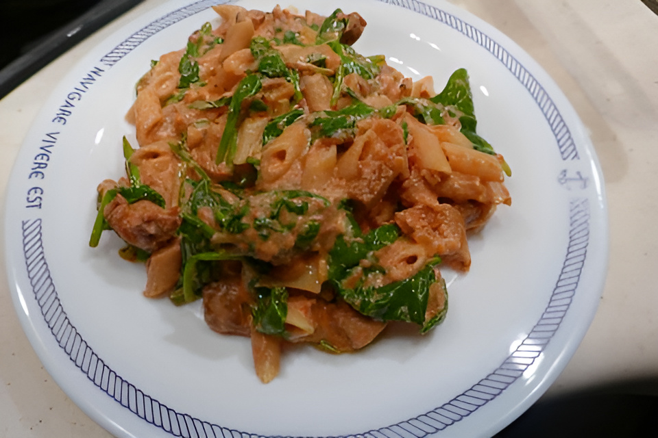 Mini penne met babyspinazie , chorizo en meer lekkernijen.....