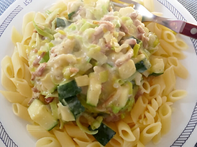 Mini Penne met romige courgette-preisaus en spekjes