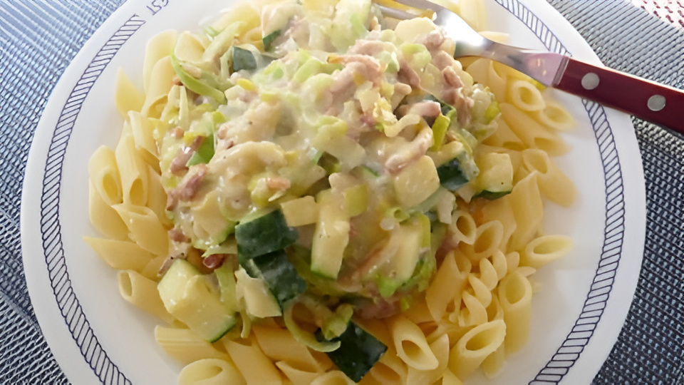 Mini Penne met romige courgette-preisaus en spekjes