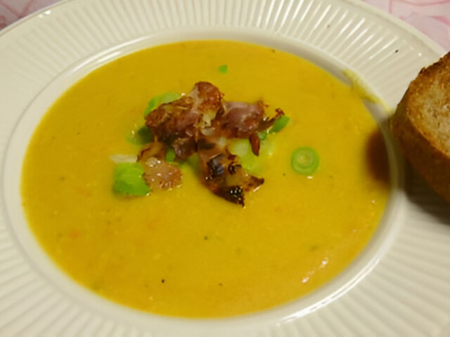 Oma’s Pompoensoep met crispy bacon en bosui