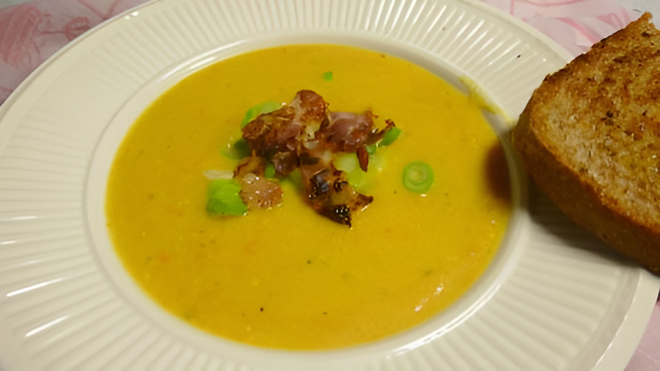 Oma's Pompoensoep met crispy bacon en bosui