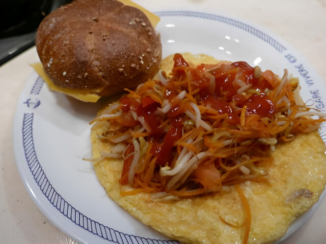 Omelet met warme groentjes en een knapperig volkoren broodje met kaas.