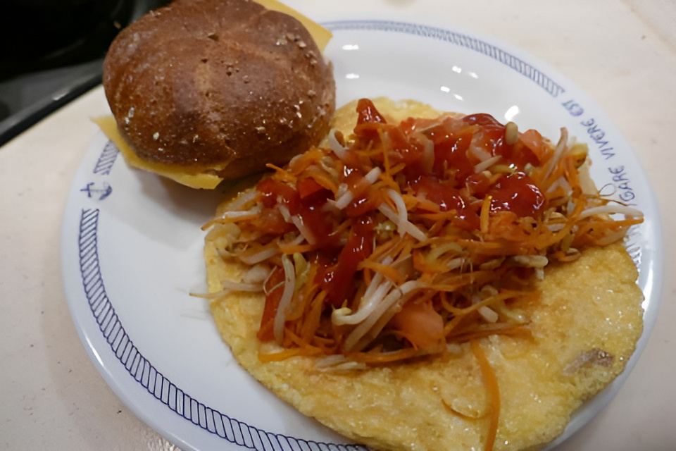 Omelet met warme groentjes en een knapperig volkoren broodje met kaas.