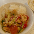 Oosterse Knoflook garnalen met knapperige groente uit de wok.