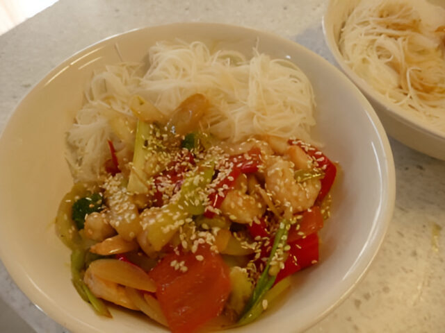 Oosterse Knoflook garnalen met knapperige groente uit de wok.