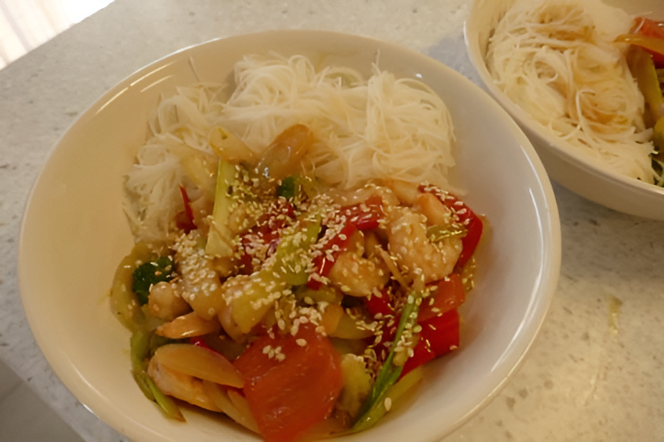 Oosterse Knoflook garnalen met knapperige groente uit de wok.