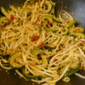 Oosterse licht pittige komkommer met taugé uit de wok .