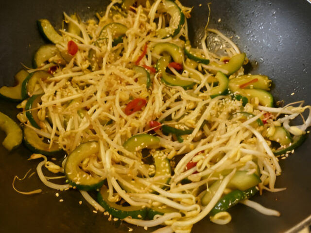 Oosterse licht pittige komkommer met taugé uit de wok .