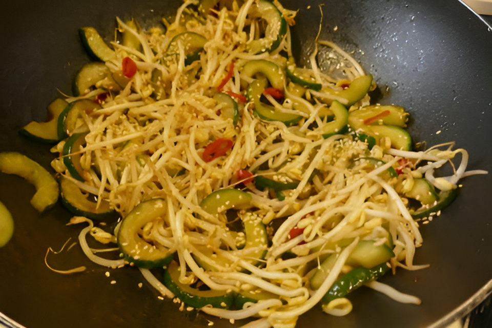 Oosterse licht pittige komkommer met taugé uit de wok ( eigen versie)