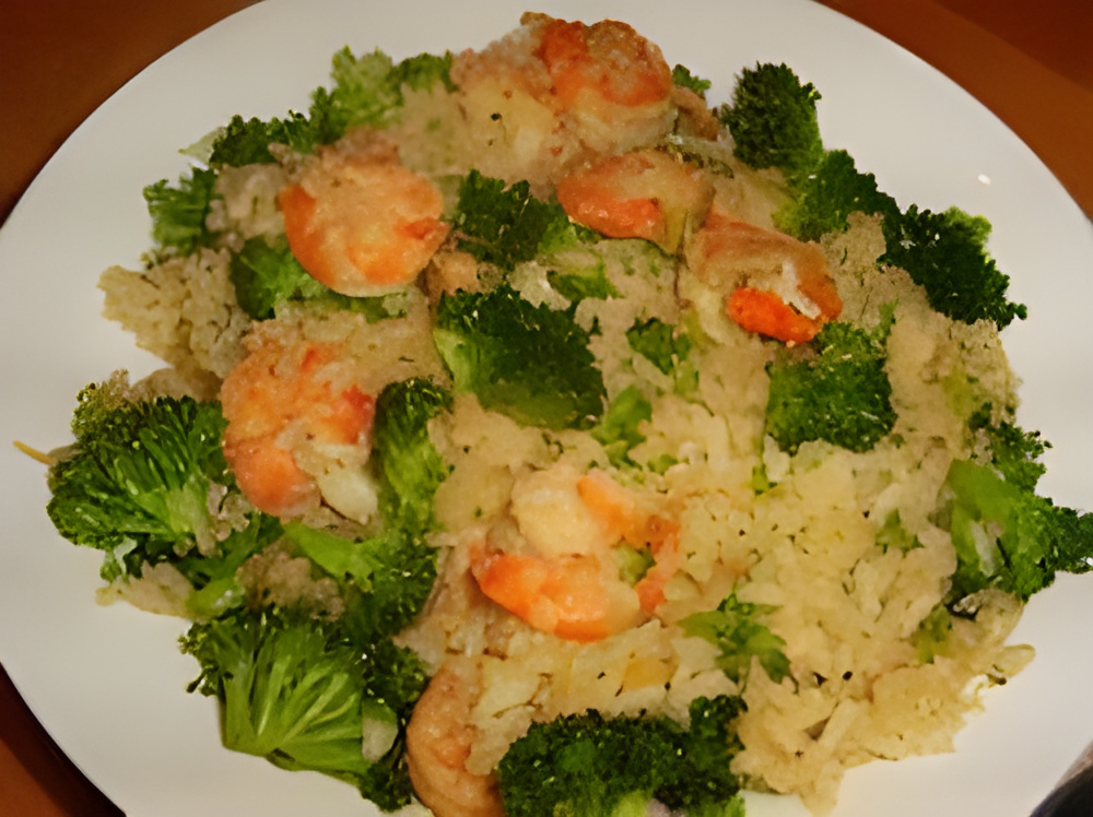 Oosterse rijst met broccoli en garnalen