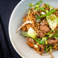 Oosterse wok met prei , taugé en gemarineerde varkenshaasreepjes.