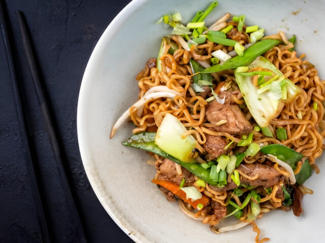 Oosterse wok met prei , taugé en gemarineerde varkenshaasreepjes.