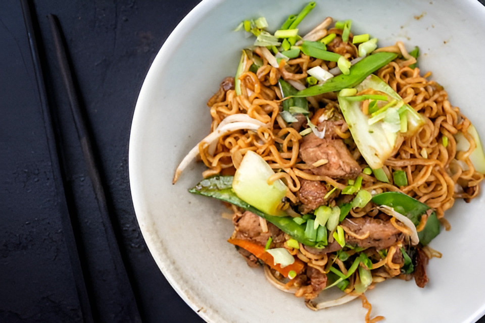 Oosterse wok met prei , taugé en gemarineerde varkenshaasreepjes.