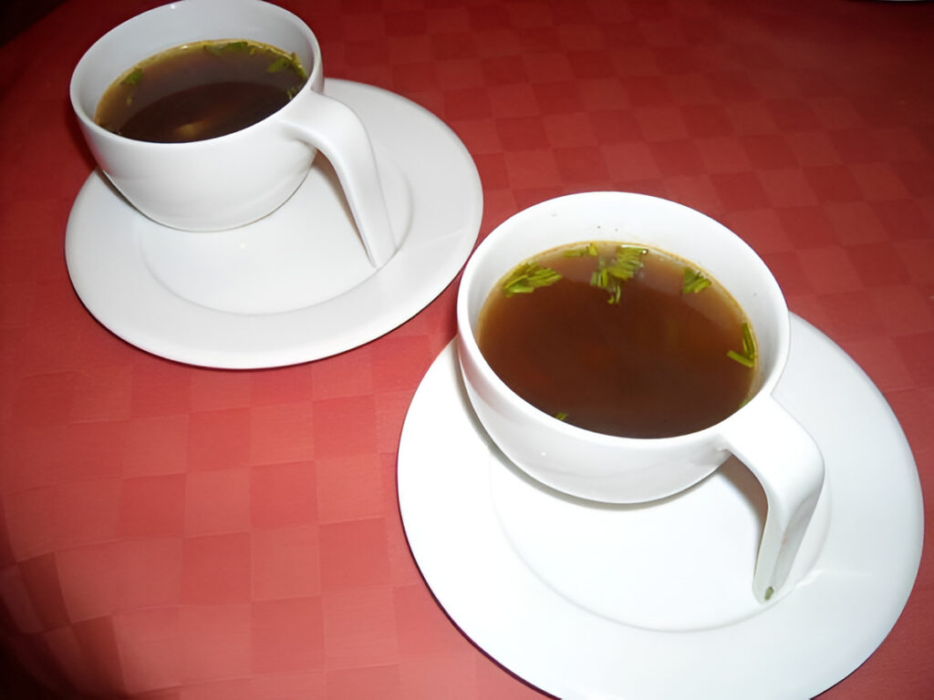 Ossenstaartbouillon met kastanjechampignons en madeira