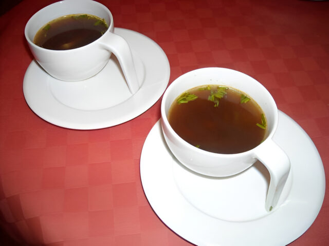 Ossenstaartbouillon met kastanjechampignons en madeira