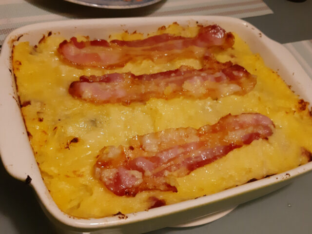 Bruine bonen ovenschotel met appel, gebakken uien, spekjes en aardappelpuree