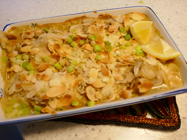 Ovenschotel met kabeljauw, champignons, lente- ui en mosterdroomsaus.
