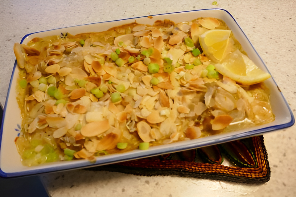 Ovenschotel met kabeljauw, champignons, lente- ui en mosterdroomsaus.