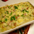 Ovenschotel met witlof afgetopt met een bechamelsaus met ham en kaas.