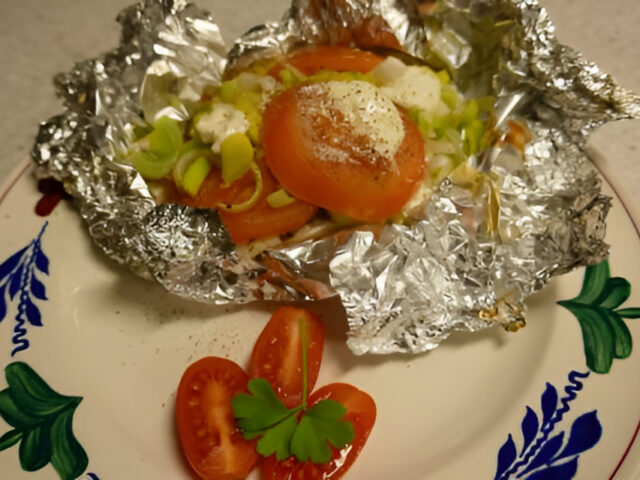 Pakketje Kabeljauw met prei en tomaat uit de oven.