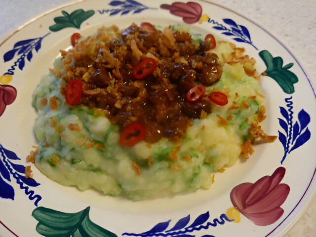 Paksoi stamppot met krokant, pittige Indisch gekruide spekjes…….