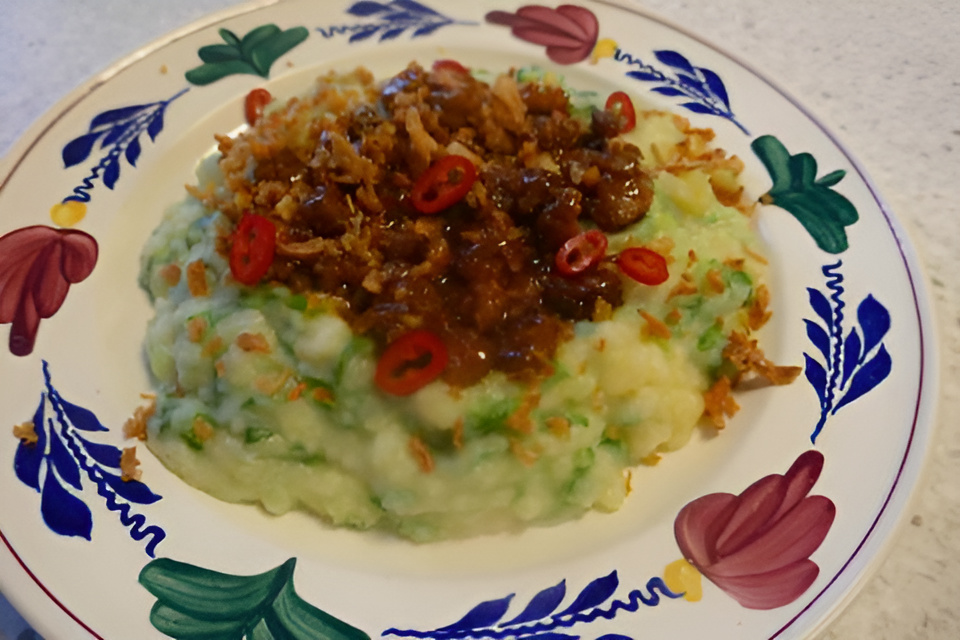 Paksoi stamppot met krokant, pittige Indisch gekruide spekjes.......