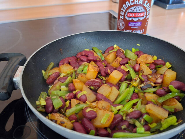 Pannetje pittige kidneybonen met aardappelblokjes en paprika