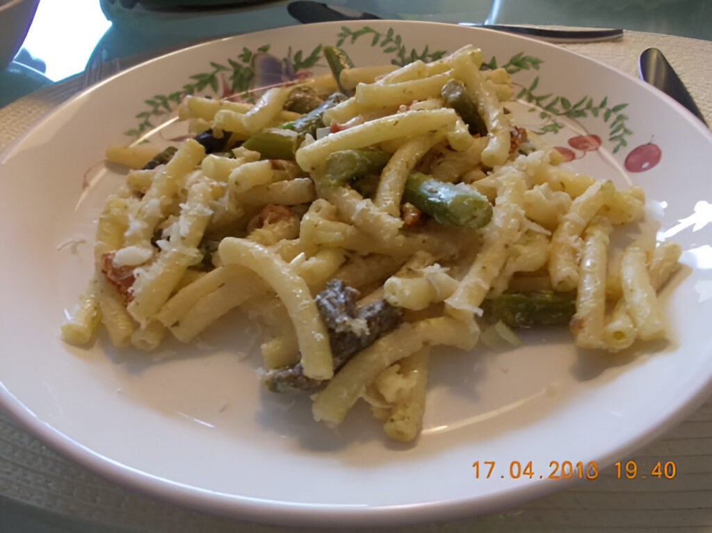 Pasta met groene asperges, ham en magor