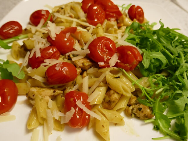 Pasta Pesto met gepofte cherrytomaatjes en kipfilet….P.G.