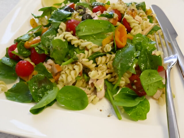 Pasta-pesto-salade met gerookte kip en babyspinazie van Project Gezond