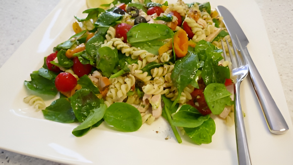 Pasta-pesto-salade met gerookte kip en babyspinazie van Project Gezond