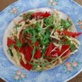 Pasta pronto met paprika, rode ui, knoflook en rucola