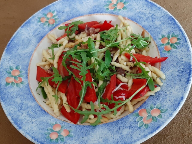 Pasta pronto met paprika, rode ui, knoflook en rucola