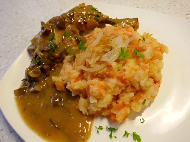 Pastinaak-winterpeenpuree met ui.