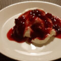 Pavlova met pruimencompôte