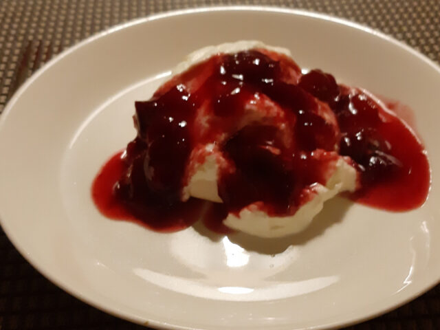 Pavlova met pruimencompôte