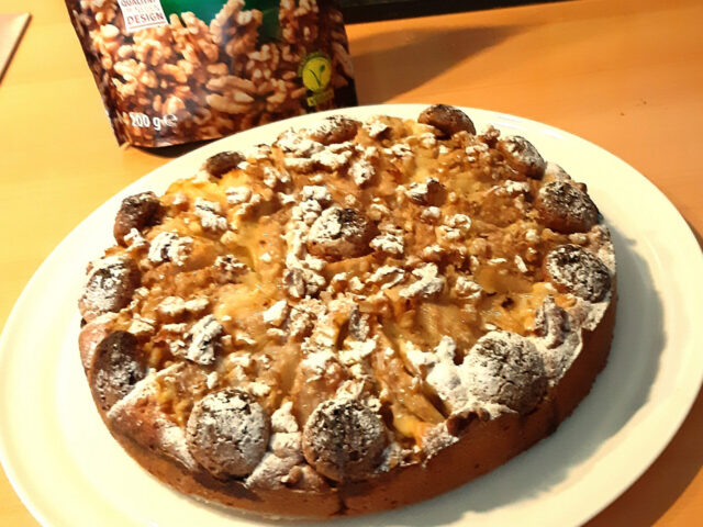 Perentaart met walnoten en amaretti