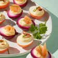 Pickled eitjes met gerookte zalm en ontbijtspek