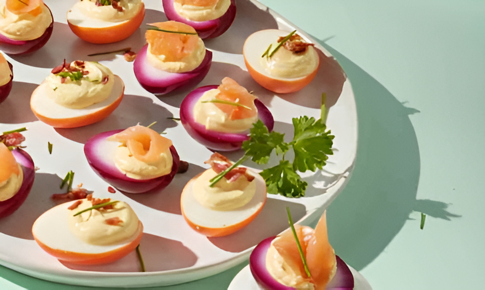 Pickled eitjes met gerookte zalm en ontbijtspek