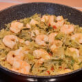 Aziatisch gekruide spitskool met prei, paprika en grote garnalen.