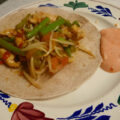 Pittig wrapje met kip, boontjes , taugé en chilisaus……