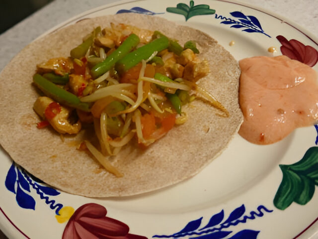 Pittig wrapje met kip, boontjes , taugé en chilisaus……