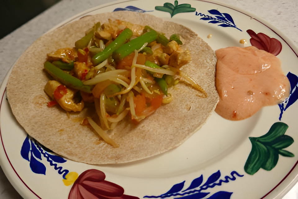 Pittig wrapje met kip, boontjes , taugé en chilisaus......