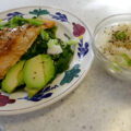 Pittige gestoomde zalm met spinazie, rijst en avocado.