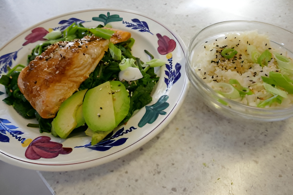Pittige gestoomde zalm met spinazie, rijst en avocado.